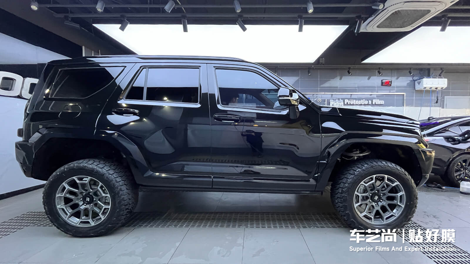 黑色坦克700在車藝尚南京店施工威固V3隱形車衣實(shí)錄
