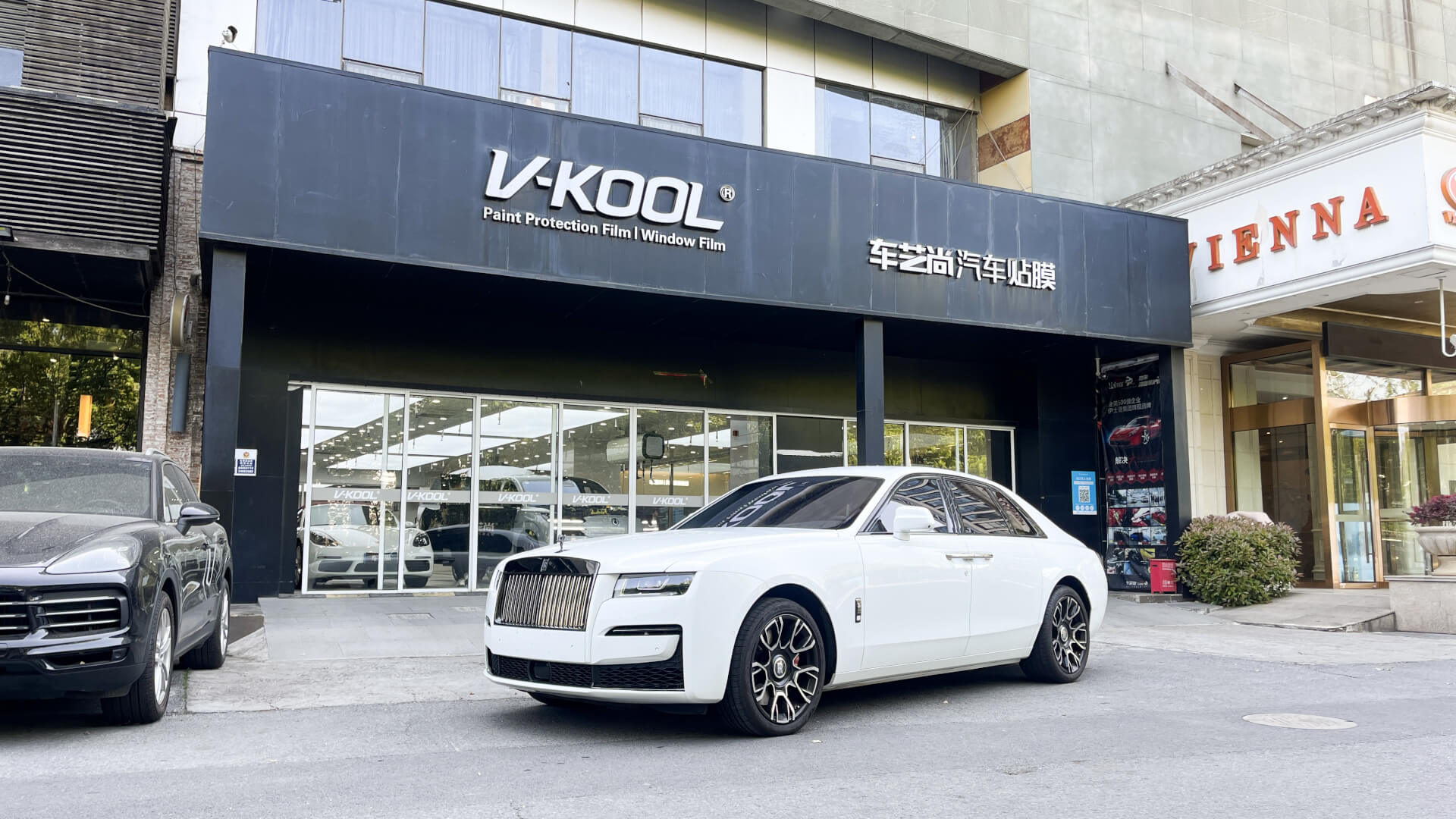 尊享至臻守護(hù)——白色勞斯萊斯古思特在車藝尚蓮花廣場店裝貼威固V10隱形車衣