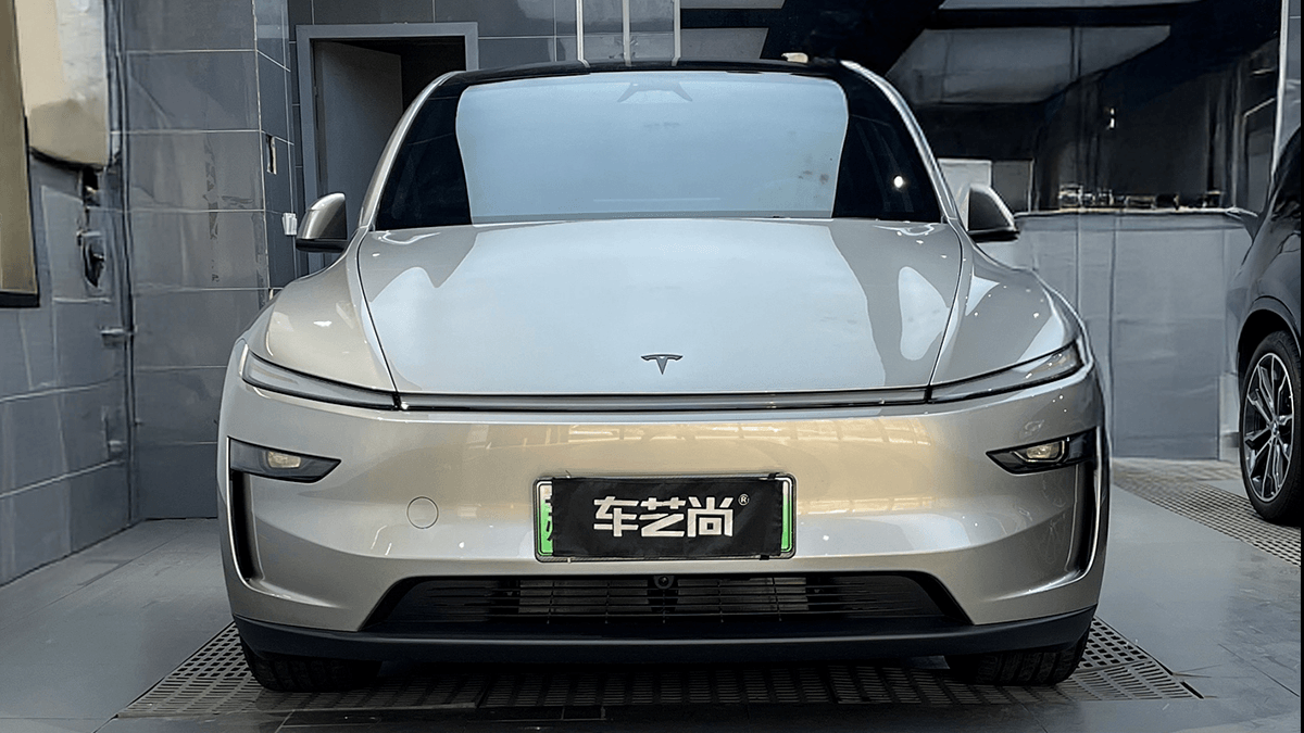 車藝尚南京旗艦店：特斯拉Model YL裝貼小藍(lán)企鵝車衣