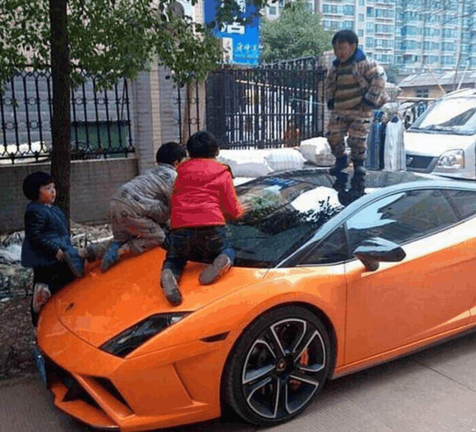 小朋友在車上的圖片