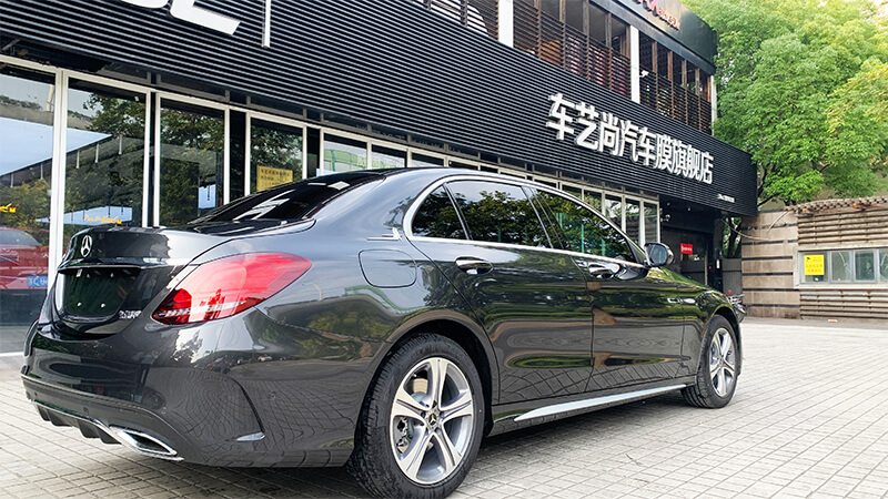 奔馳C260貼威固隔熱膜施工的小技巧