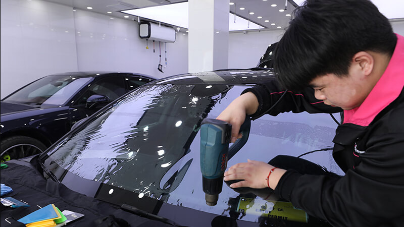 保時(shí)捷全車(chē)貼威固玻璃膜 車(chē)內(nèi)外溫度可相差10℃