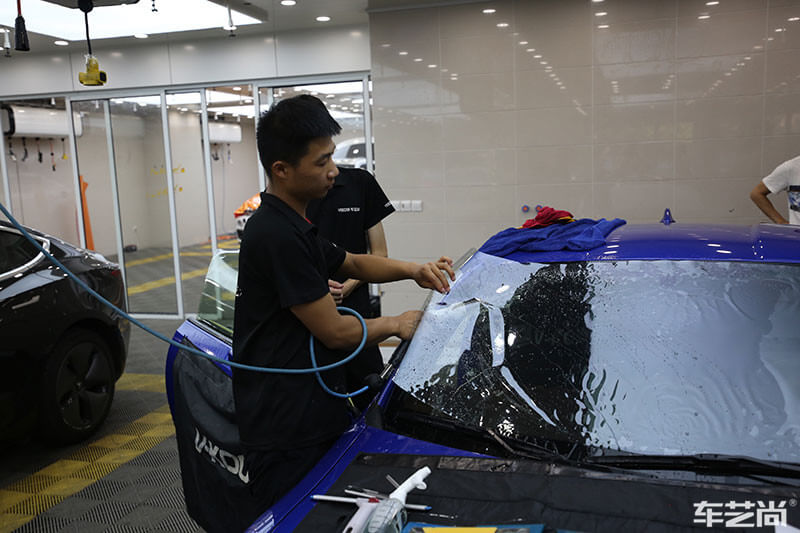 汽車貼膜施工過(guò)程（圖六）