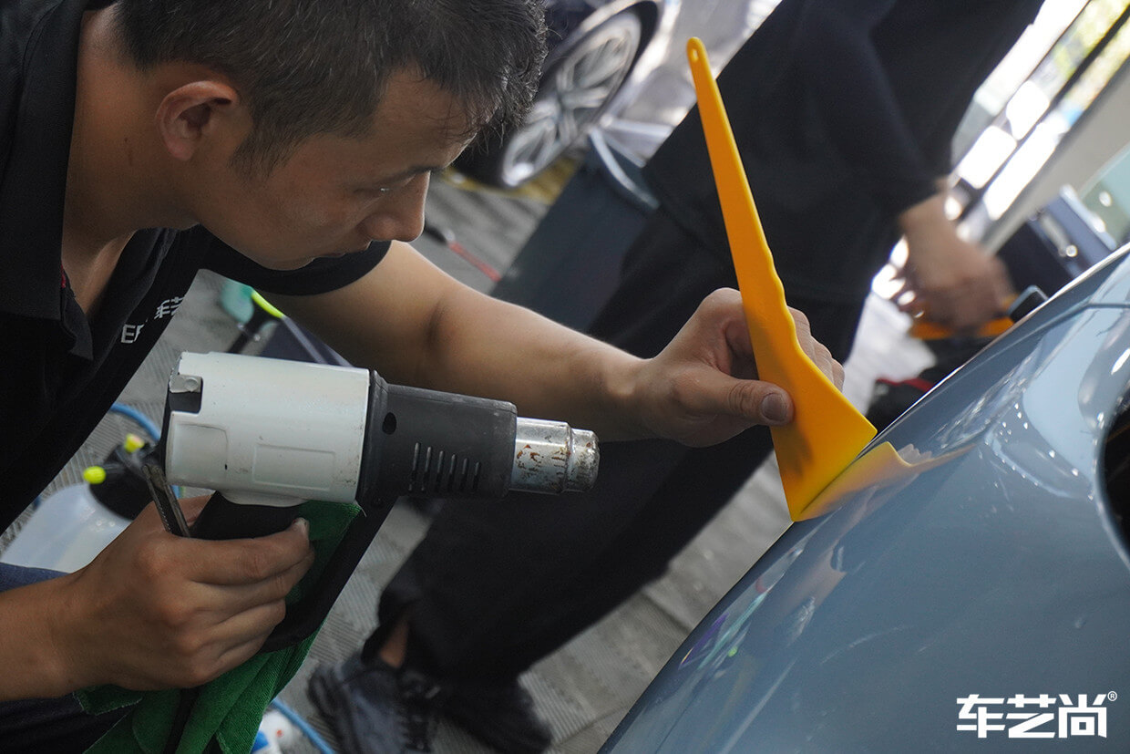 烤槍恒溫烘烤，對車衣進(jìn)行無痕包邊處理
