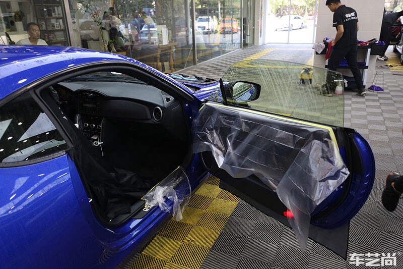 汽車貼膜施工過(guò)程（圖二）