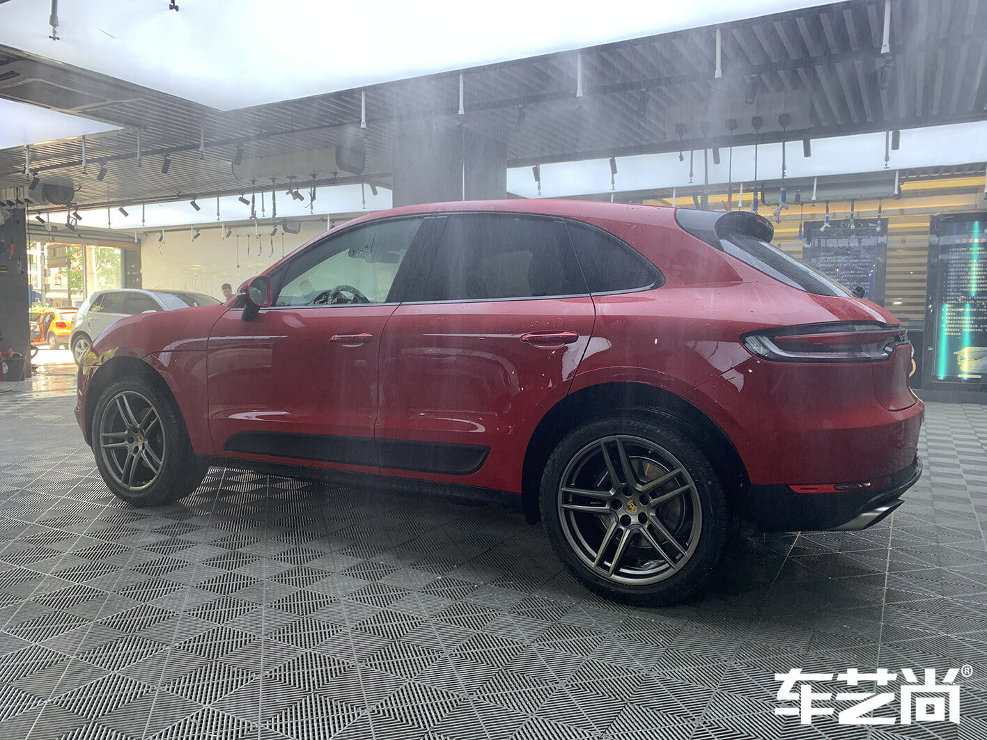 保時(shí)捷卡宴裝貼威固V70+V40，施工流程展示（圖一）