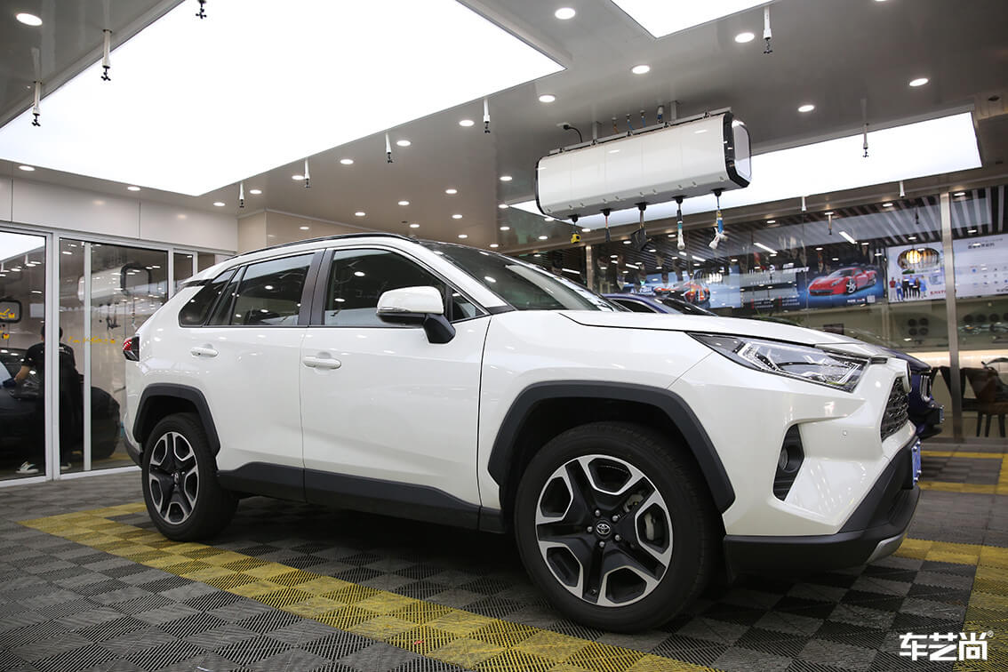 白色豐田RAV4威固隔熱膜專業(yè)施工案例（12）