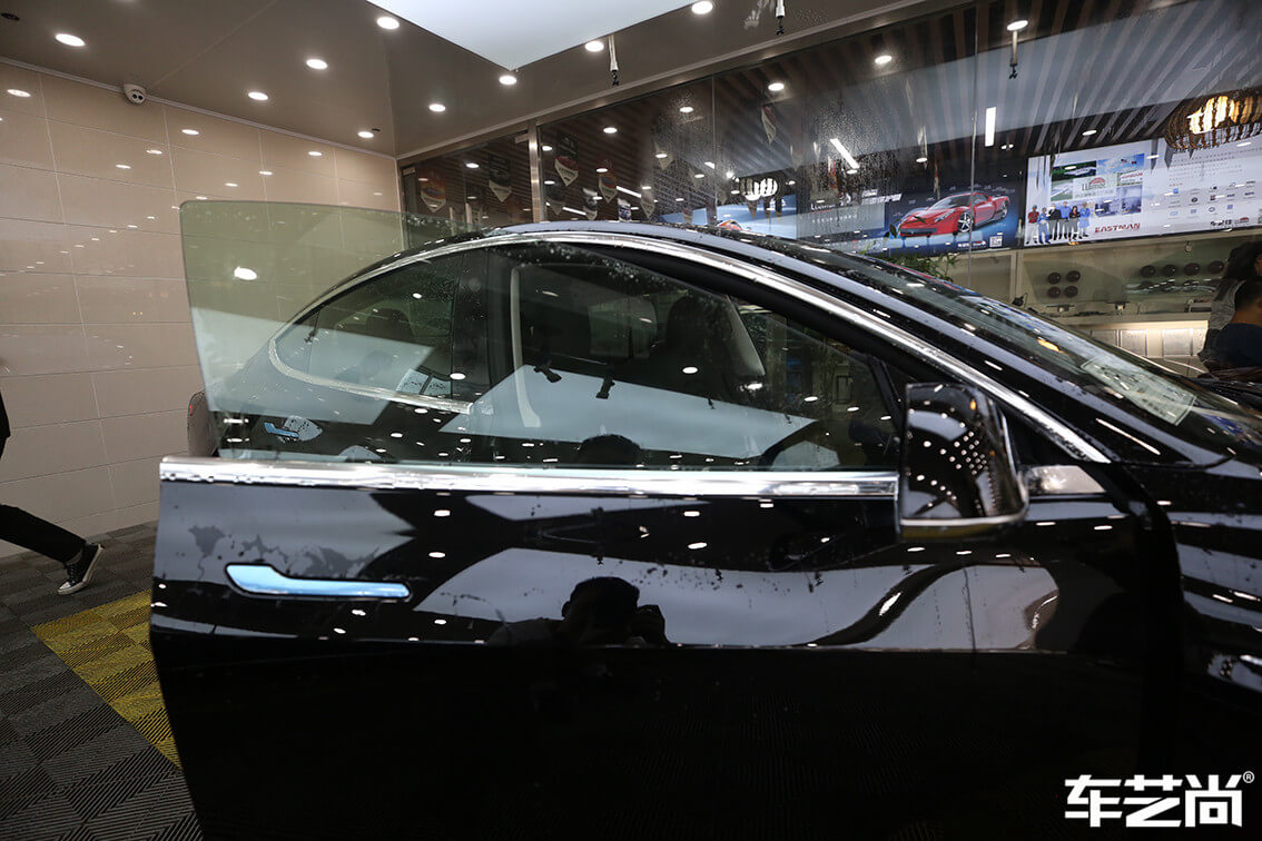 特斯拉Model 3施工威固隔熱膜施工流程細(xì)節(jié)圖展示圖（3）