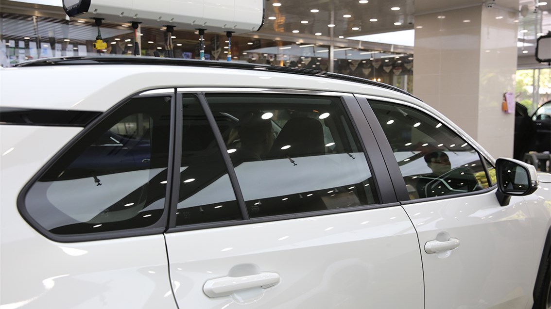 白色豐田RAV4威固隔熱膜專業(yè)施工案例