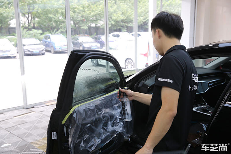 奧迪A6L施工威固隔熱膜過程展示（圖十二）