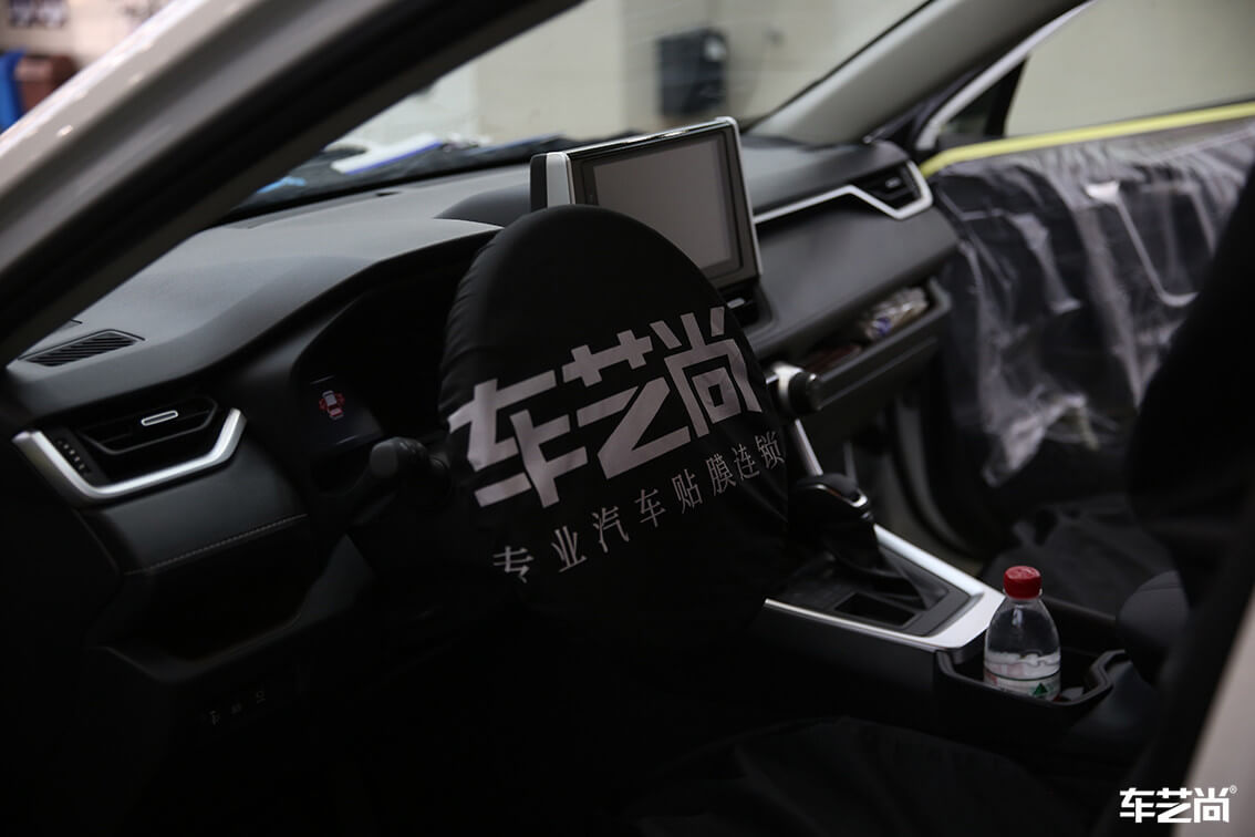 白色豐田RAV4威固隔熱膜專業(yè)施工案例（1）