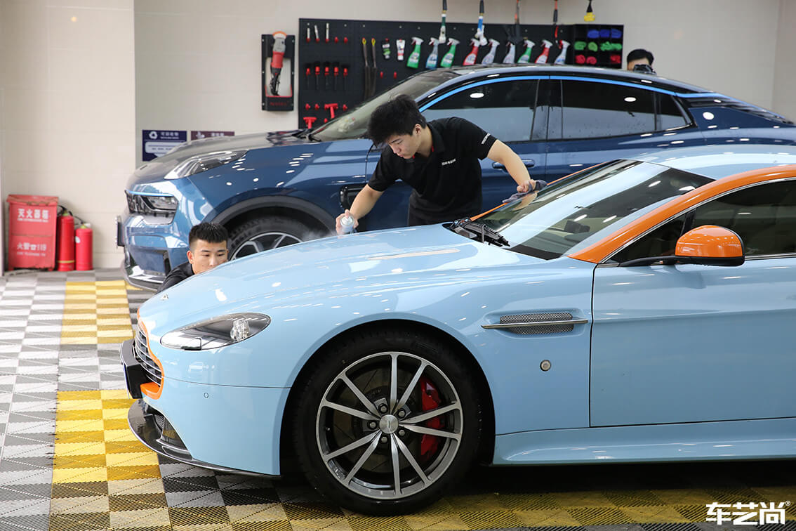 藍(lán)色阿斯頓馬丁選擇車藝尚進(jìn)行車輛清洗（17）