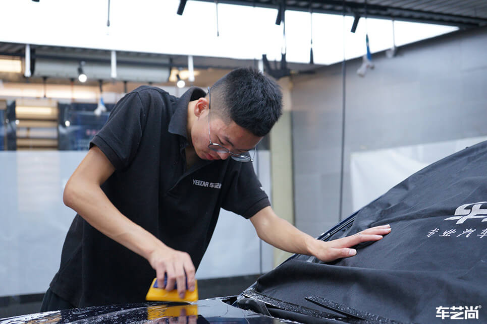 保時(shí)捷帕拉梅拉施工威固車衣，施工流程展示（2）