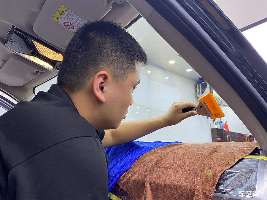 寶馬X3在車藝尚裝貼威固隔熱膜施工流程展示（9）