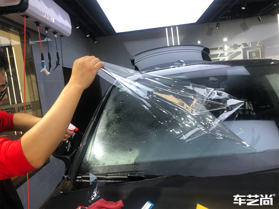 保時(shí)捷卡宴為什么選擇車藝尚施工玻璃膜？（3）
