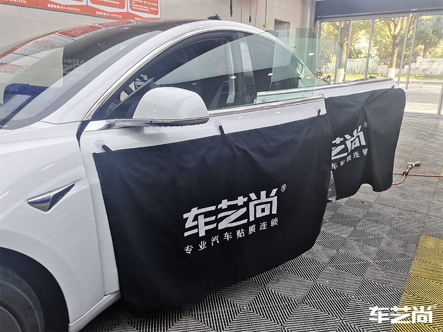 上海車藝尚為特斯拉 Model3施工威固玻璃膜（1）