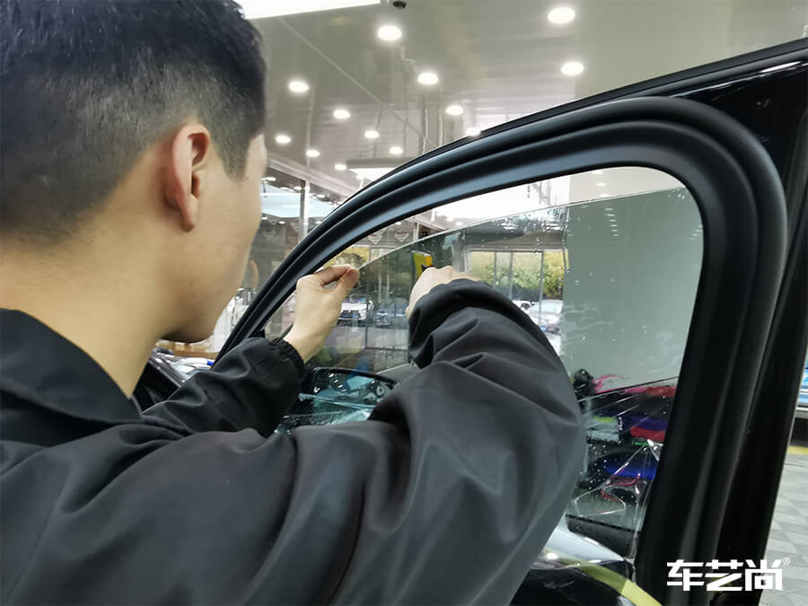 奧迪Q7裝貼威固隔熱膜，施工流程展示（10）