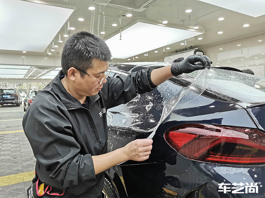 寶馬X6裝貼威固隱形車衣施工流程展示（5）