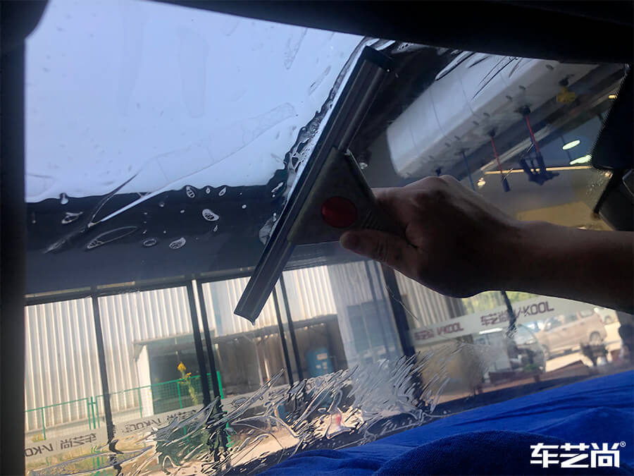 保時(shí)捷卡宴為什么選擇車藝尚施工玻璃膜？（7）