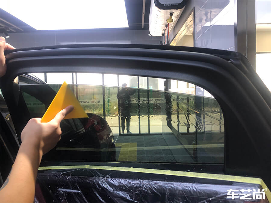 保時(shí)捷卡宴為什么選擇車藝尚施工玻璃膜？（9）