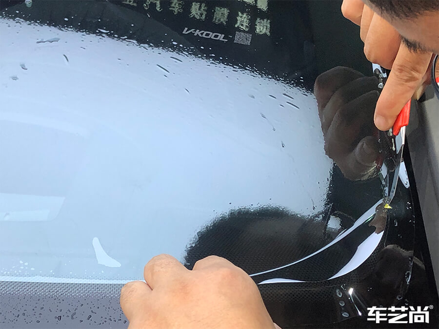 保時(shí)捷卡宴為什么選擇車藝尚施工玻璃膜？（6）