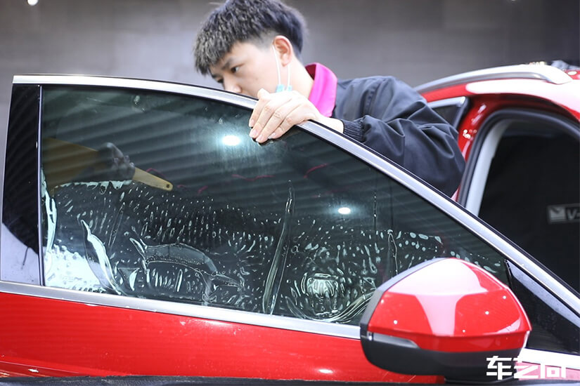 奧迪Q3選擇同時裝貼玻璃膜和隱形車衣，體現(xiàn)極致保護措施（10）