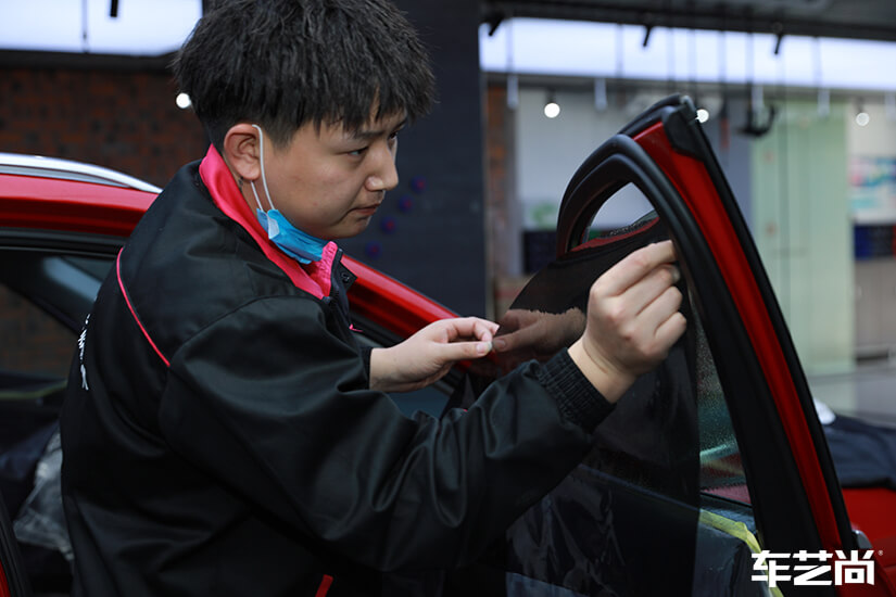 奧迪Q3選擇同時裝貼玻璃膜和隱形車衣，體現(xiàn)極致保護措施（9）