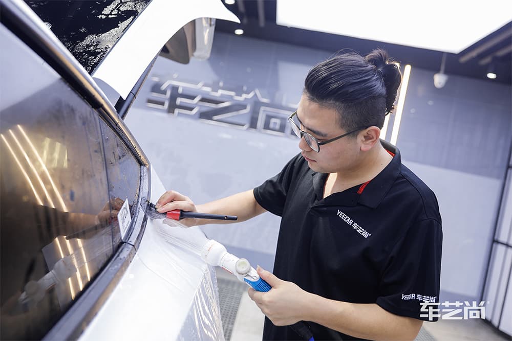 特斯拉ModelY白色施工威固漆面保護(hù)膜過程及效果展示（圖一）