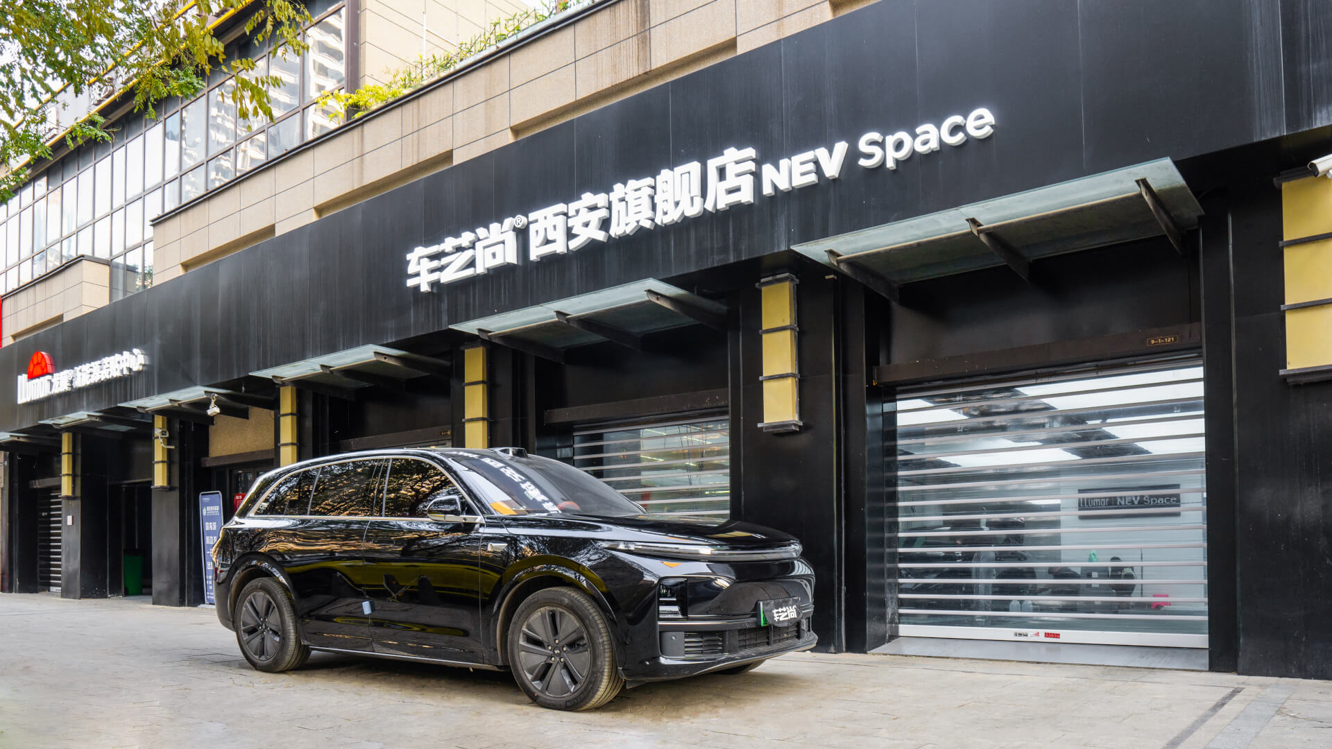 龍膜官方授權(quán)｜無(wú)塵恒溫車(chē)間｜冠軍技師施工｜施工透明可視｜現(xiàn)場(chǎng)產(chǎn)品測(cè)試｜儀式感交車(chē)｜全國(guó)聯(lián)保